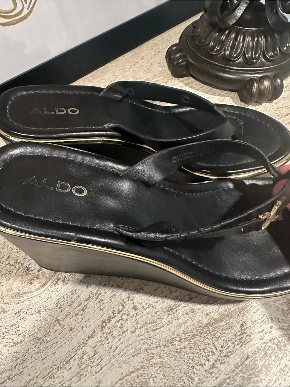 ALDO Black Wedge Thong Sandals Gold Trim Women’s Size 7.5